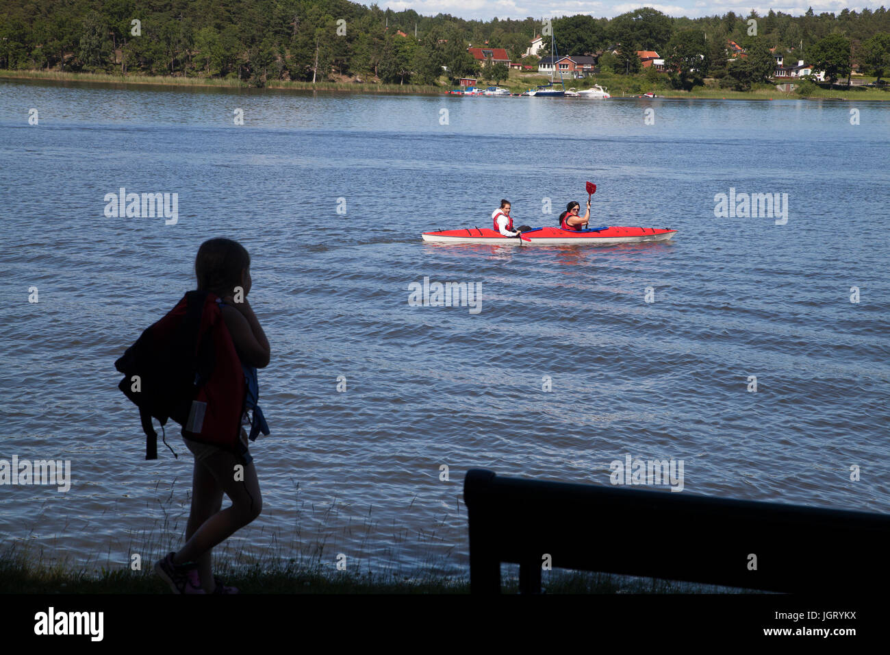 STRÄNGNÄS Mädchen paddeln Kanu auf dem See Mälaren 2017 Stockfoto
