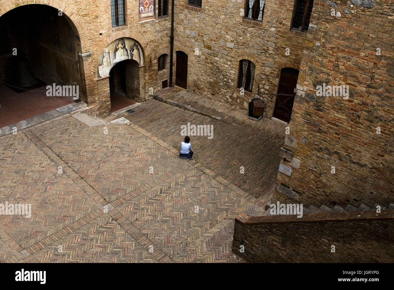 Schönen Innenhof in der Palazzo del Popolo entnommen der Loggia, San Gimignano, Provinz Siena, Toskana, Italien.  MODEL RELEASED Stockfoto