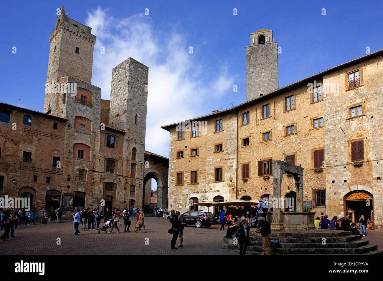 Piazza della Cisterna und die Türme Torre Grossa, Torri Degli Ardinghelli und Torre Rognosa, San Gimignano, Provinz Siena, Toskana, Italien Stockfoto