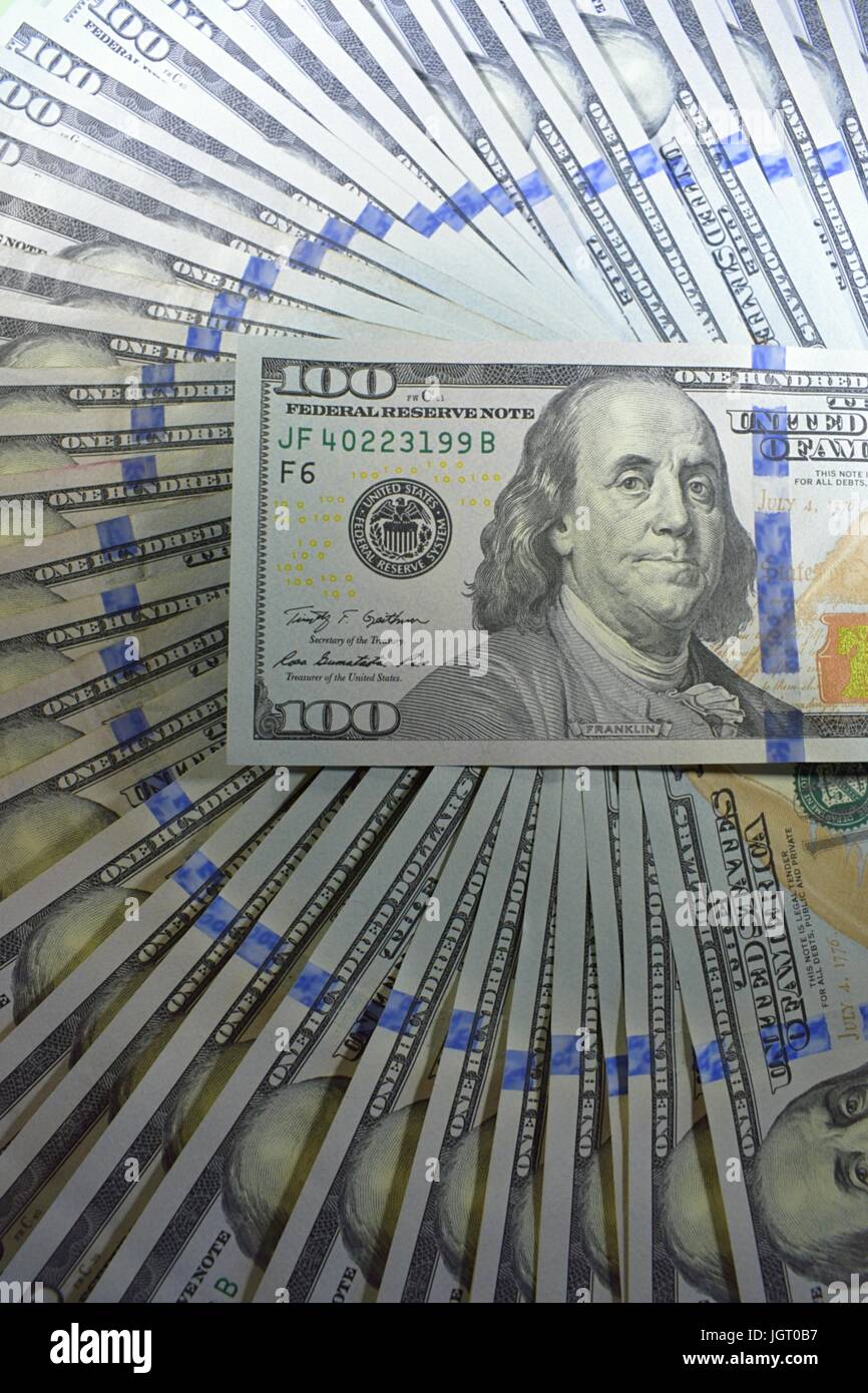 neue hundert-Dollar-Rechnungen amerikanischen 100 USD Bargeld aufgefächert in einem Kreis füllen der Rahmen mit einer Rechnung ordentlich obenauf gelegt Stockfoto