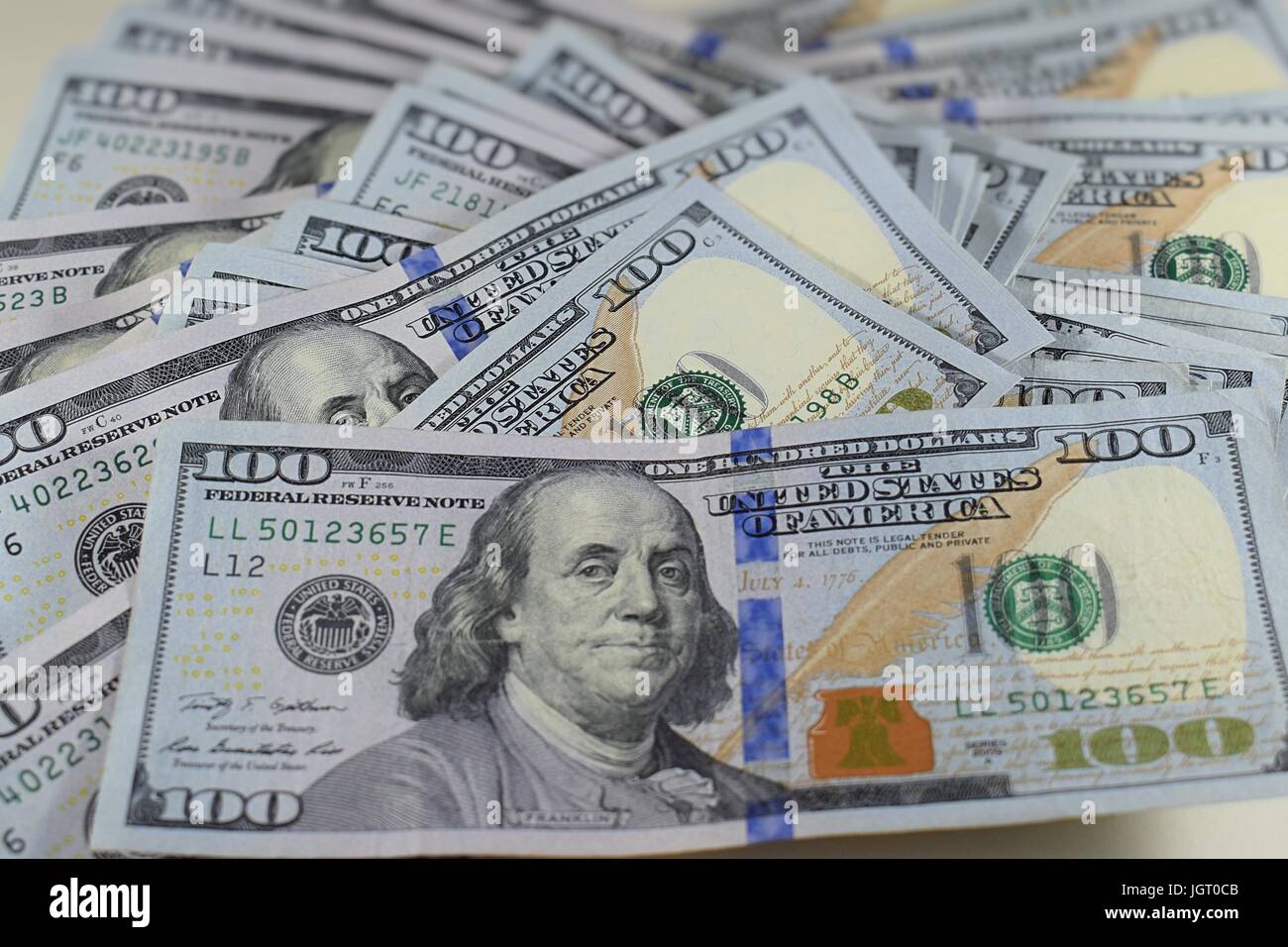 Unordentlichen Haufen neuer hundert Dollar bills amerikanisches Geld 100 USD Bargeld, die den Rahmen zu füllen Stockfoto