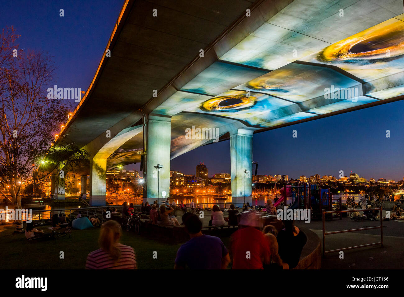 UNUNTERBROCHEN, eine filmischen Sommer-Kunst-Installation auf der Cambie Brücke, Vancouver, Britisch-Kolumbien, Kanada b.c. Lachs Wildbach projiziert. Stockfoto