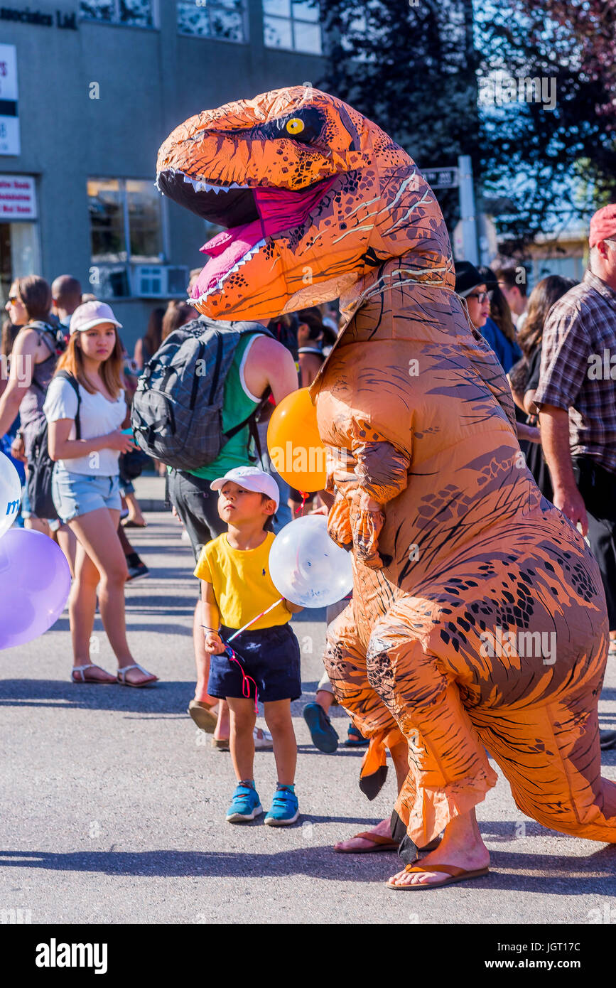 Kinder begegnen Kunststoff Bewusstsein Dinosaurier bei Khatsalano Festival, Kitsilano, Vancouver, Britisch-Kolumbien, Kanada. Stockfoto