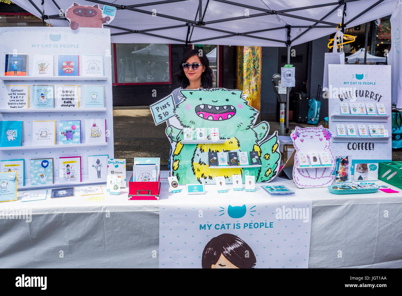 Meine Katze ist Menschen. Katze unter dem Motto Stuff, autofreien Tag, Commercial Drive, Vancouver, Britisch-Kolumbien, Kanada. Stockfoto