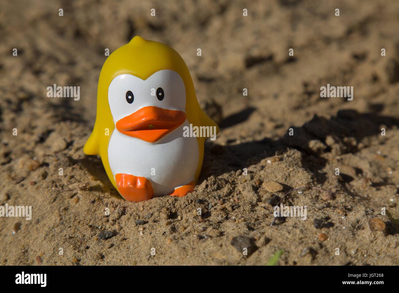 Konzept-Urlaub Strand Pinguin Spielzeug sand Stockfoto