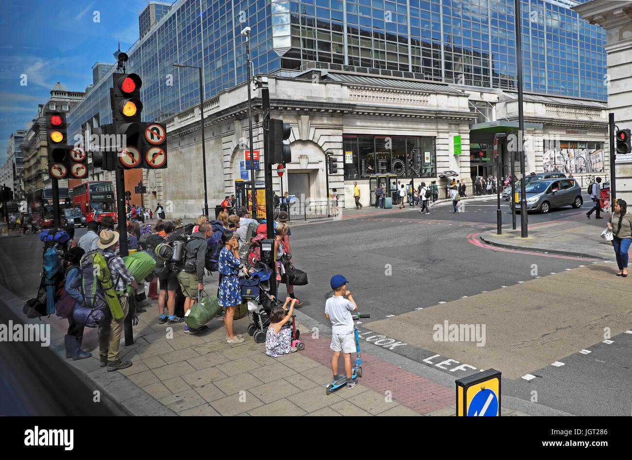 Menschen außerhalb Victoria Coach Station warten an Ampel Straße auf der Buckingham Palace Road, Victoria, London, England, Grossbritannien KATHY DEWITT Kreuz Stockfoto