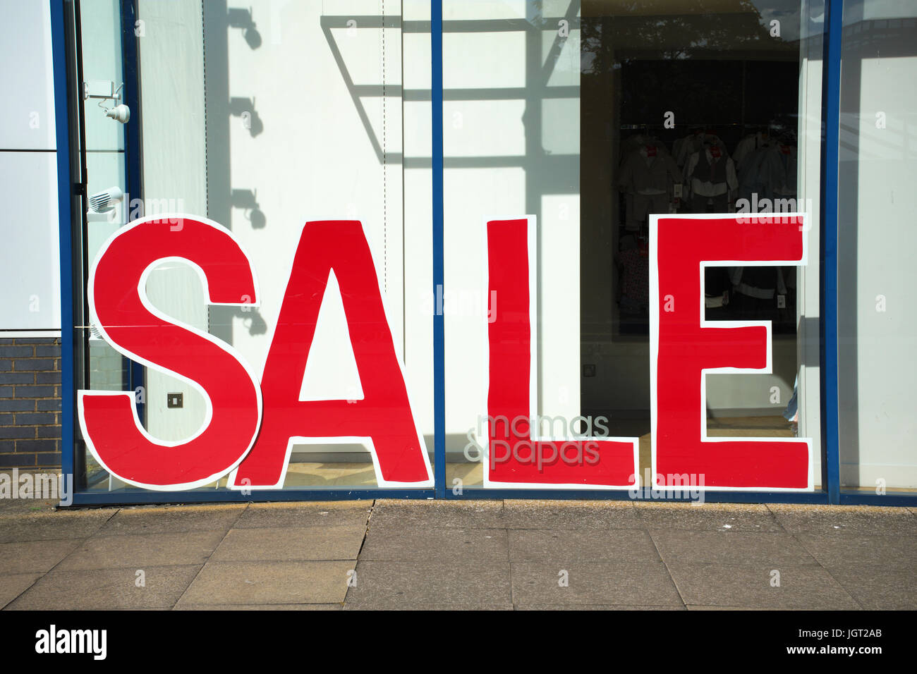 Große rote "For Sale" melden Sie sich an einem Schaufenster -, in großen roten Buchstaben Stockfoto