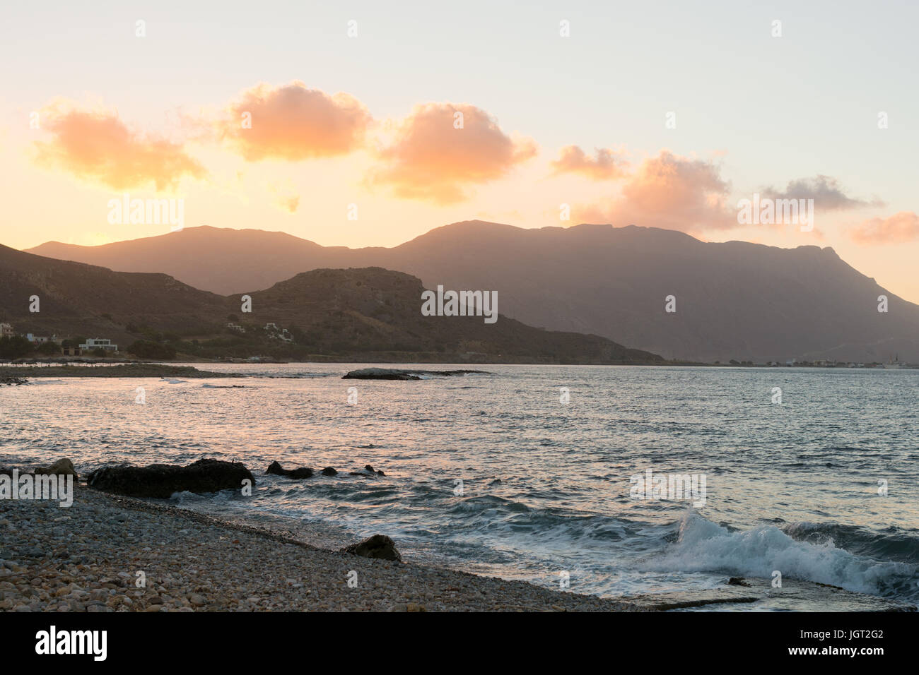 Sonnenuntergang über der Gramvousa-Halbinsel im westlichen Kreta, Griechenland, betrachtet von der Küste in Nord-West-Stadt von Kissamos. Stockfoto