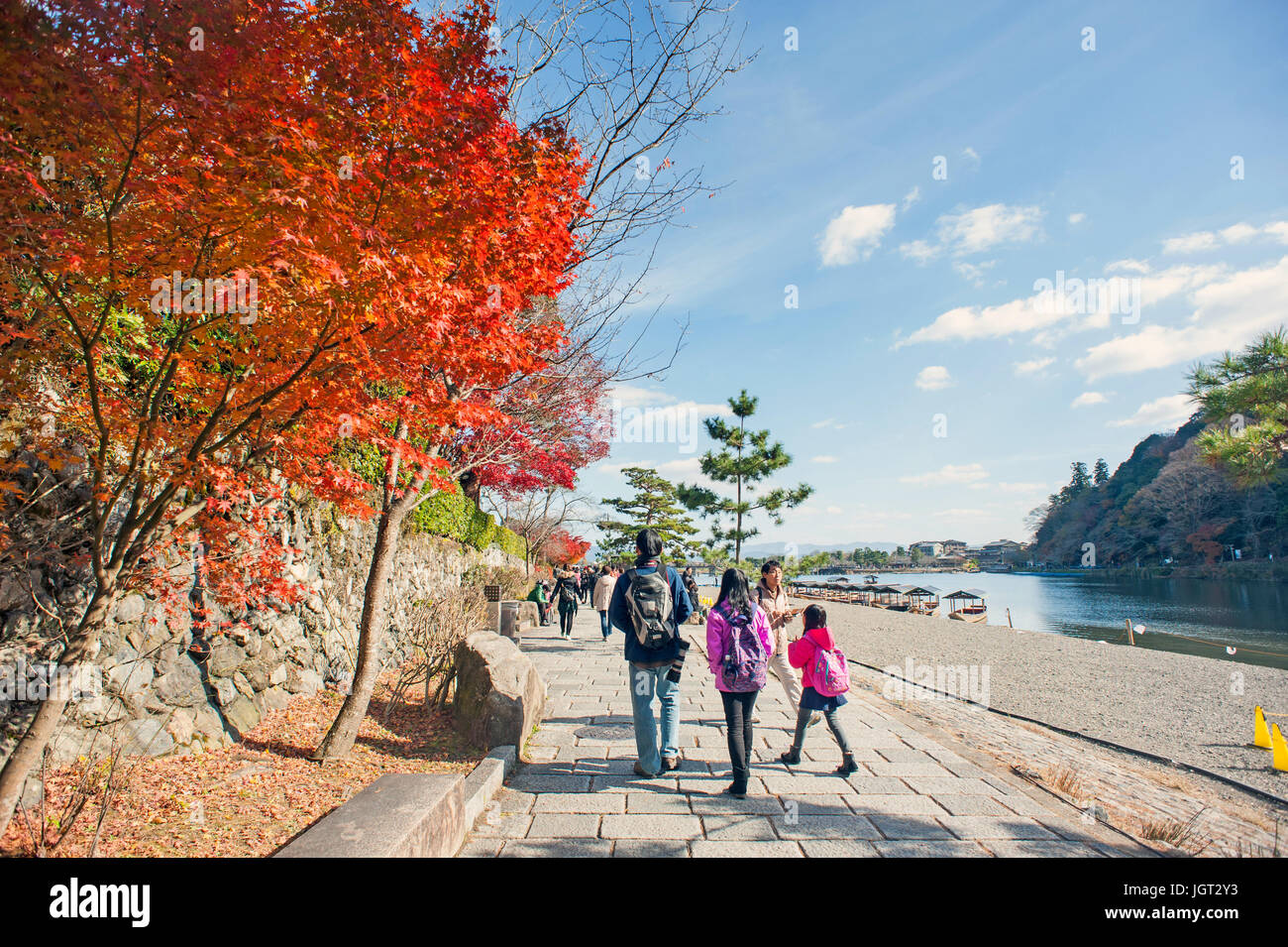 Asien, Japan. Kyoto, Sagano, Arashiyama, Paare, die neben Fluss, Stockfoto