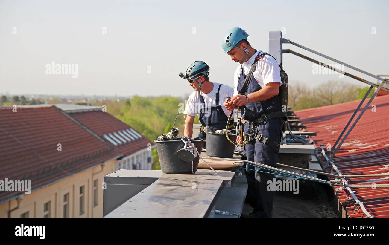 Kletterer Kletterausrüstung überprüfen. Stockfoto