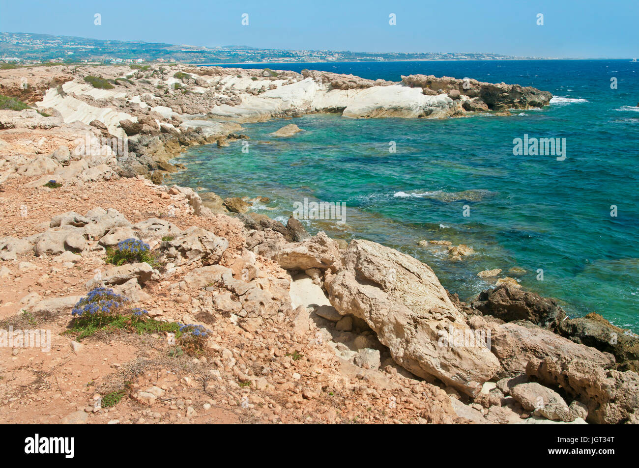 Felsen und Meer in Coral Bay, Zypern Stockfoto