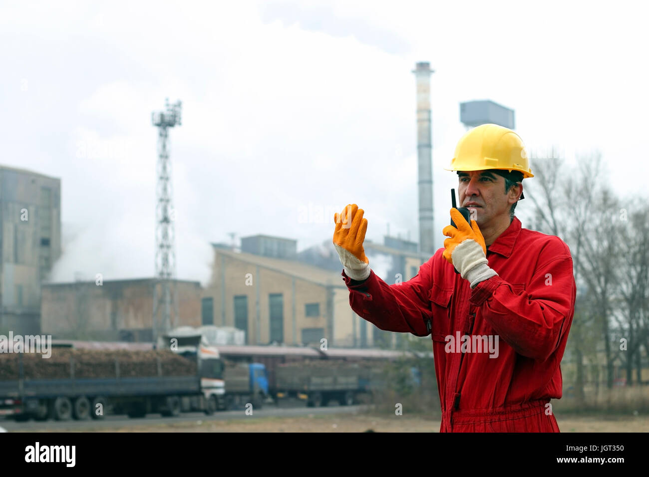 Porträt eines Arbeiters mit Walkie-talkie in Zuckerfabrik. Stockfoto