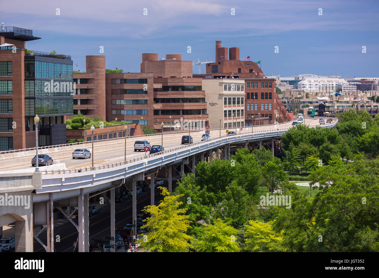 WASHINGTON, DC, USA - Whitehurst Freeway, erhöht in Georgetown. Stockfoto