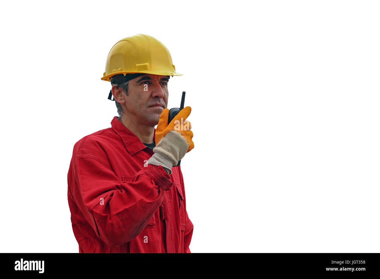 Ein Portrait eines Arbeitnehmers im roten Overall und gelben Helm mit Radio Kommunikationsgerät in seinen Händen. Stockfoto