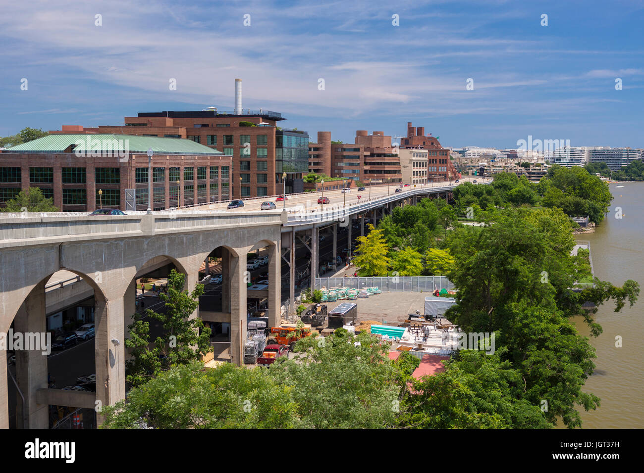 WASHINGTON, DC, USA - Whitehurst Freeway, erhöht in Georgetown am Potomac River. Stockfoto