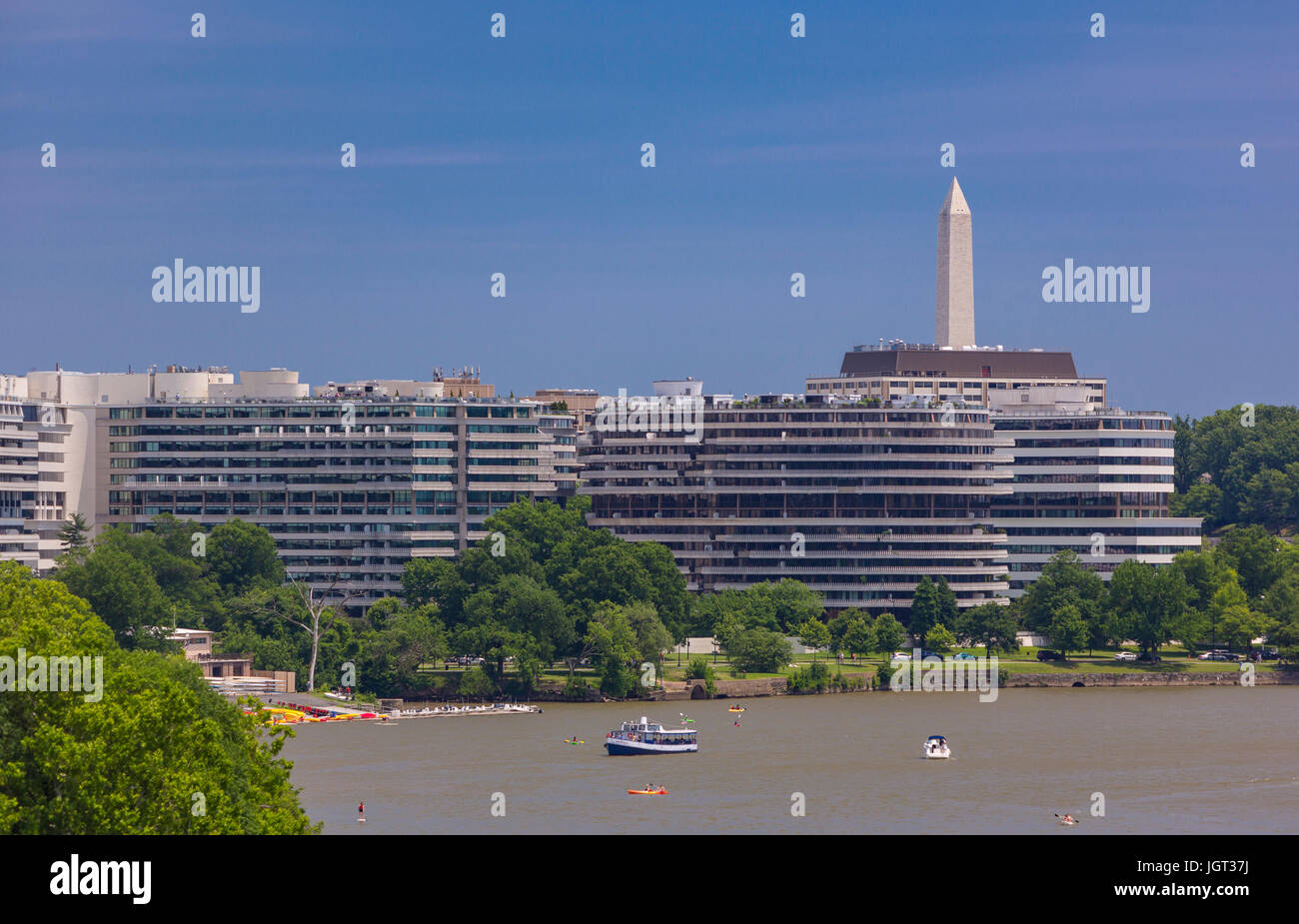 WASHINGTON, DC, USA - Watergate Complex, auf dem Potomac RIver und Washington Monument hinten. Stockfoto