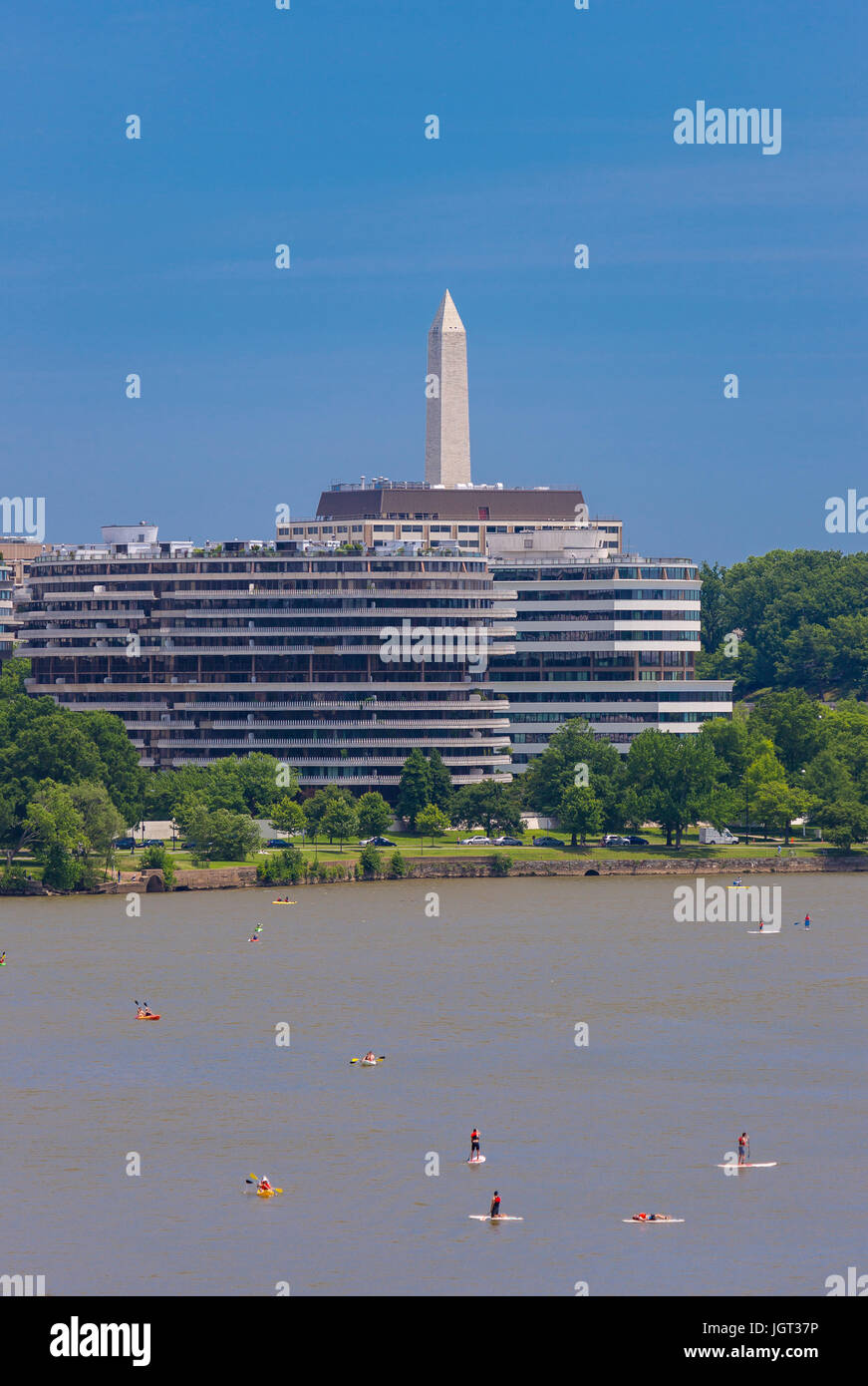 WASHINGTON, DC, USA - Watergate Complex, auf dem Potomac RIver und Washington Monument hinten. Stockfoto