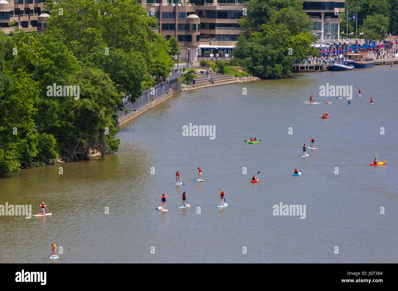 WASHINGTON, DC, USA - Menschen auf Paddel-am Potomac River in der Nähe von Georgetown. Stockfoto