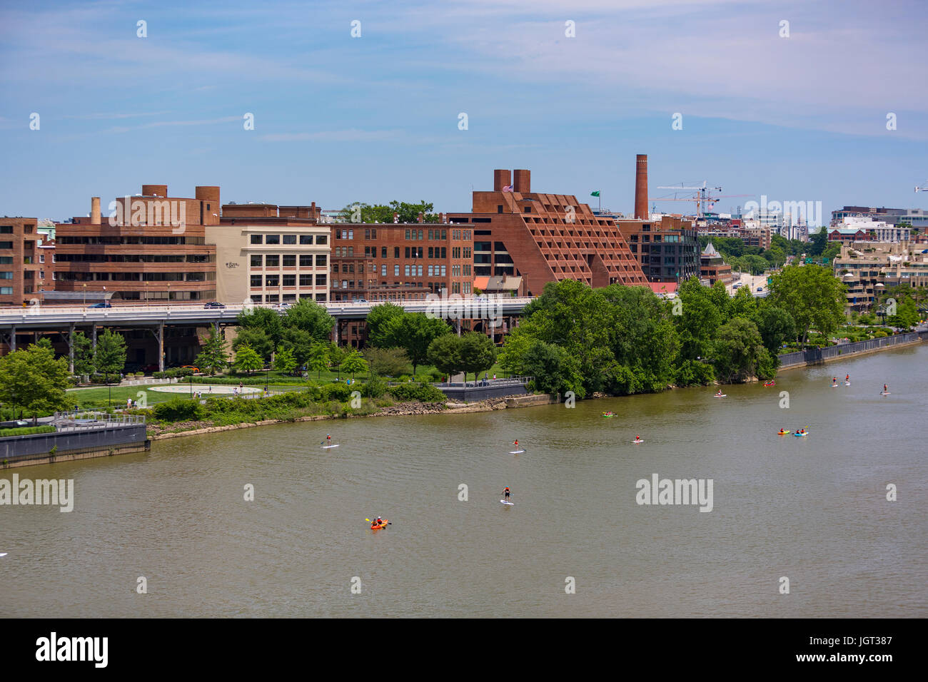 WASHINGTON, DC, USA - erhöhte Whitehurst Freeway und Georgetown Waterfront Park, am Potomac River. Stockfoto