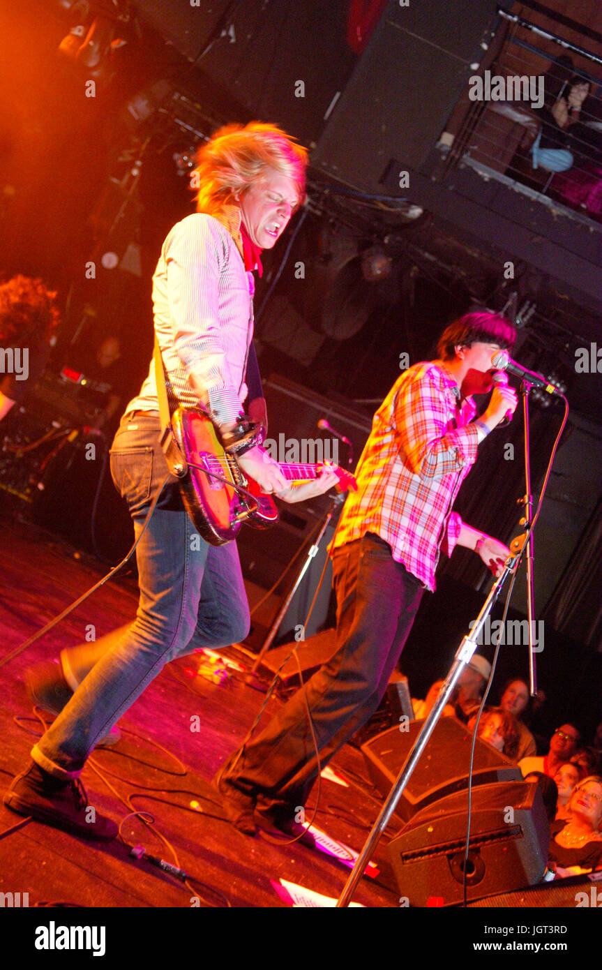 (L - R) Jasper Zukunft, Eddie Argos Art Brut führt Key Club Hollywood, CA Stockfoto