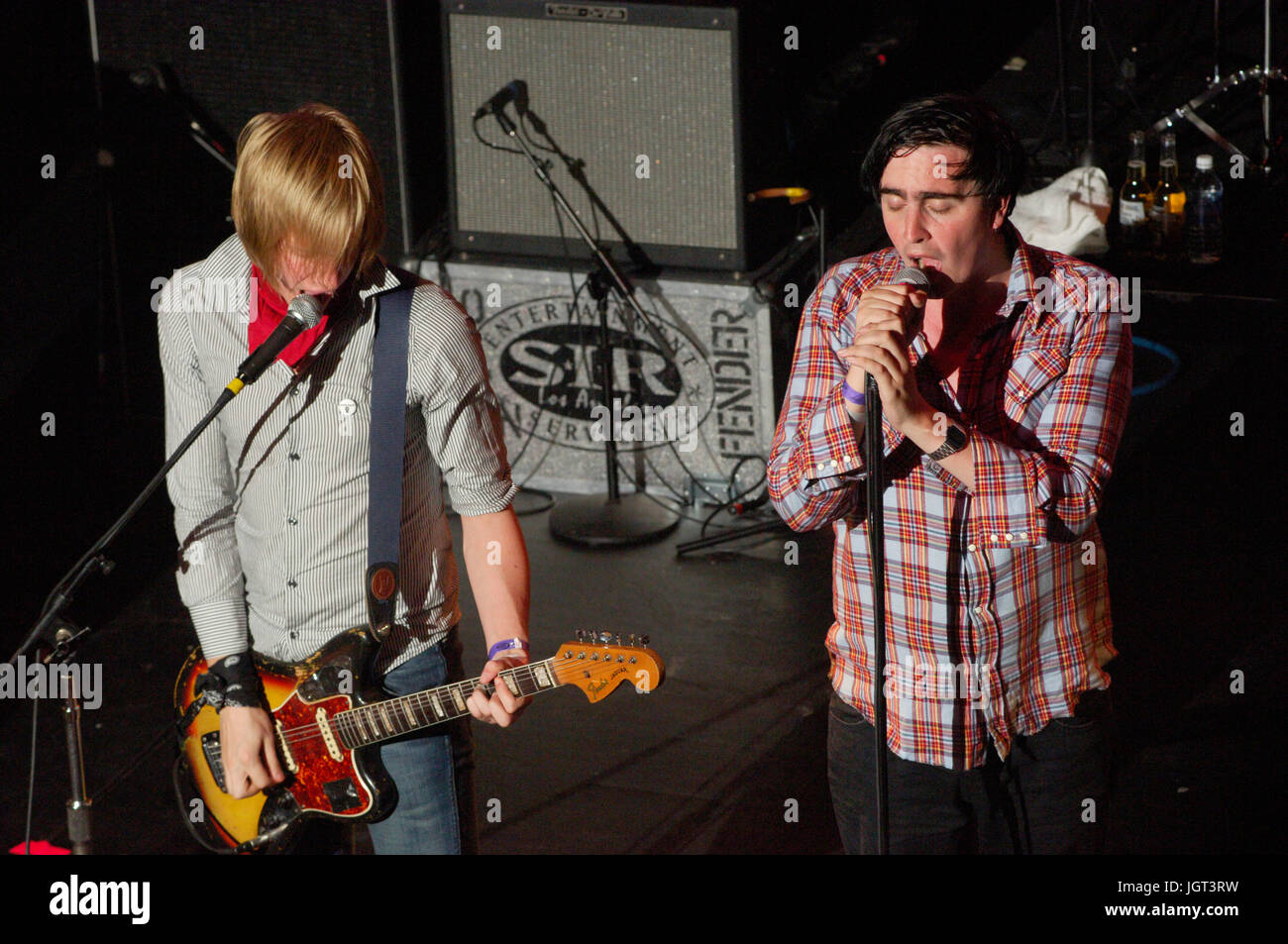 (L - R) Jasper Zukunft, Eddie Argos Art Brut führt Key Club Hollywood, CA Stockfoto