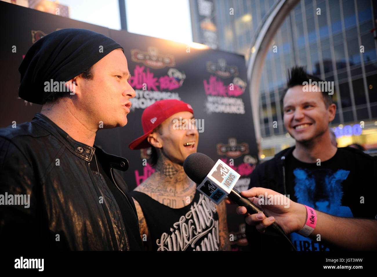 (L - R) Musiker Tom DeLonge, Mark Hoppus, Travis Barker, Blink-182 blink-182 besuchen My Chemical Romance 2011 Honda Civic Tour Ankündigung Veranstaltung Rainbow Bar & Grill Mai 23,2011 Los Angeles, Kalifornien. Stockfoto