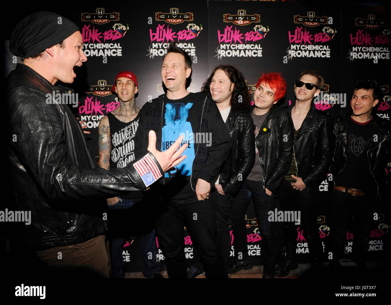 (L - R) Musiker Tom DeLonge, Mark Hoppus, Travis Barker, Blink-182, Ray Toro, Gerard Way, Mikey Weg Frank Iero My Chemical Romance besuchen blink-182 My Chemical Romance 2011 Honda Civic Tour Ankündigung Veranstaltung Rainbow Bar & Grill Mai 23,2011 Los Angeles, Kalifornien. Stockfoto