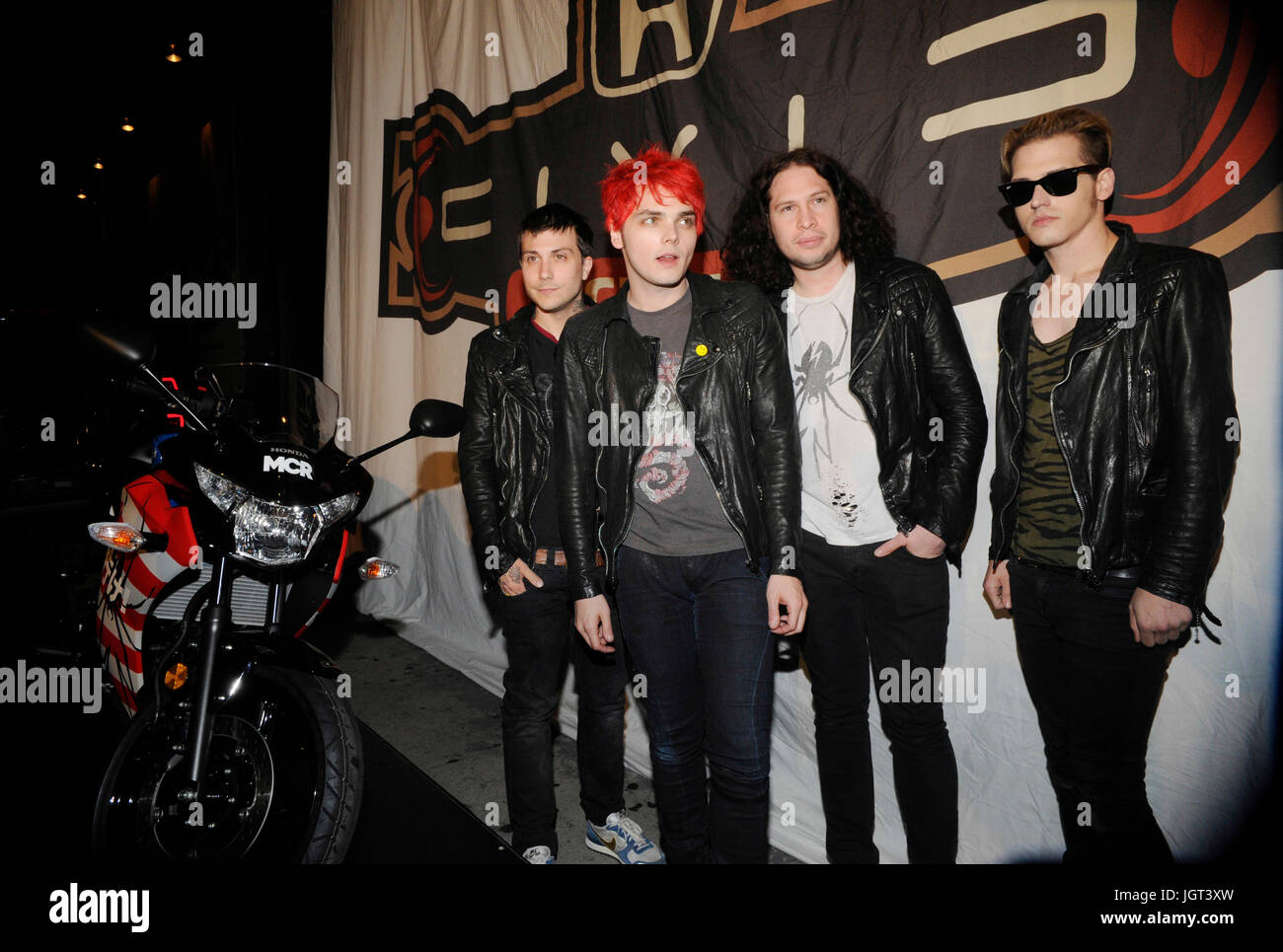 (L - R) Frank Iero, Gerard Way, Ray Toro Mikey Weg My Chemical Romance pose infront Custom Motorrad für Blink-182 My Chemical Romance 2011 Honda Civic Tour Ankündigung Veranstaltung Rainbow Bar & Grill Mai 23,2011 Los Angeles, Kalifornien. Stockfoto