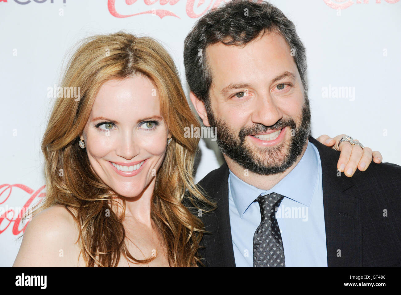 Leslie Mann (L) Judd Apatow kommen CinemaCon's Big Screen Achievement Awards Ceremony Caesars Palace April 26,2011 Las Vegas, Nevada. Apatow wurde mit dem Award Excellence Film Making ausgezeichnet. Stockfoto