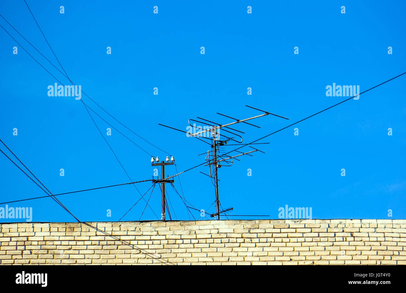 Fernsehantenne auf dem dach Fotos und Bildmaterial in hoher Auflösung Alamy