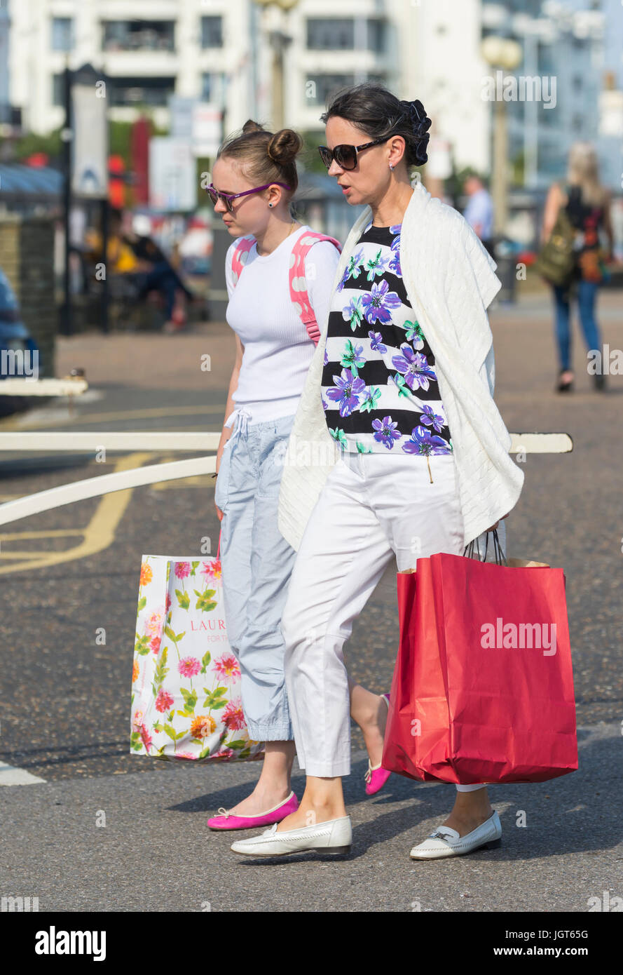 Mutter und Tochter heraus gemeinsam auf shopping-Tour, Einkaufstaschen tragen. Stockfoto