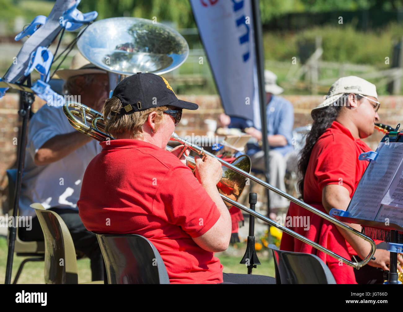 Frau spielt ein Trumbone mit der Musikkapelle Bognor Regis an einem Sommer-Charity-Event. Stockfoto