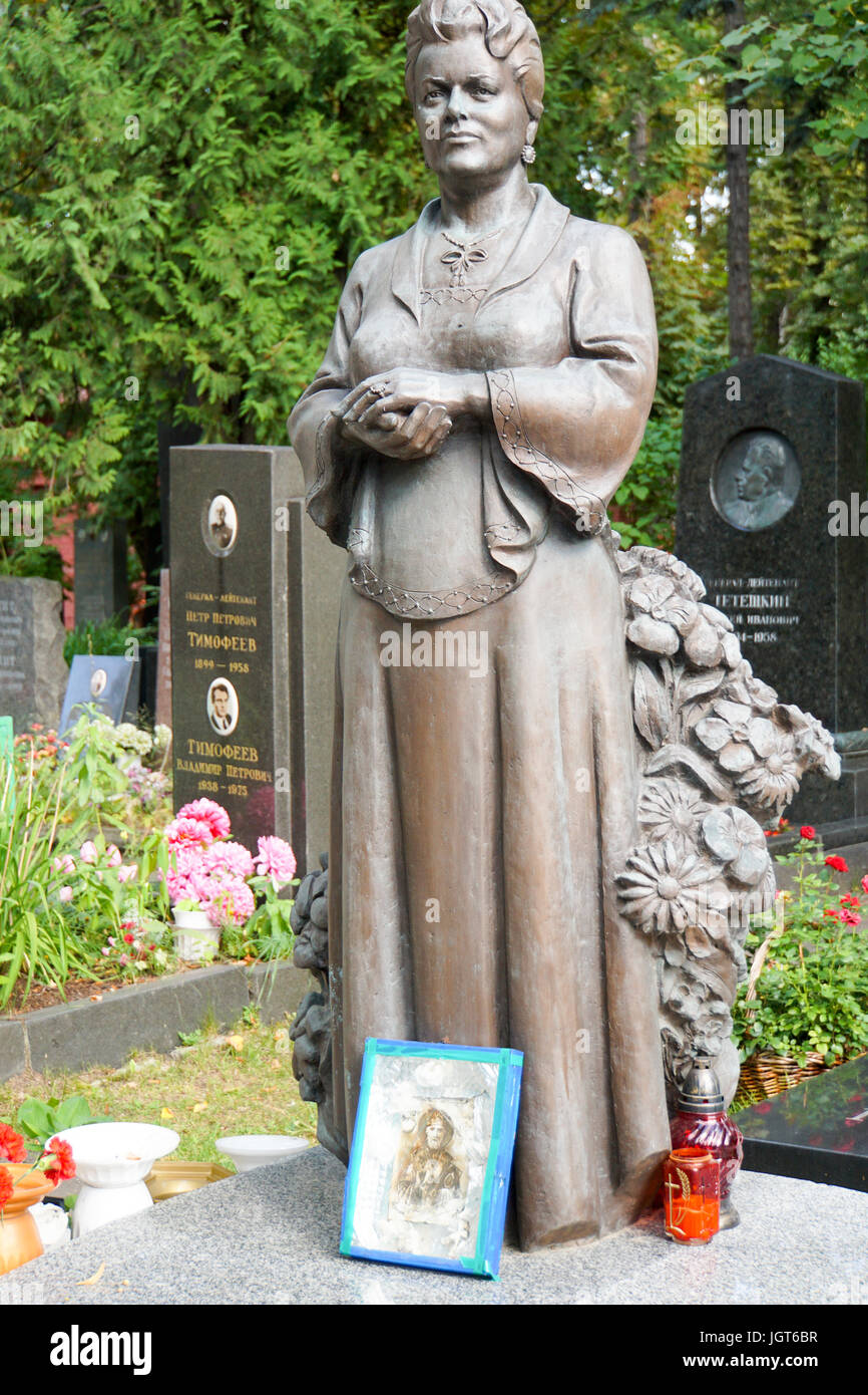 Grabstein-Statue einer Frau Nowodewitschi-Friedhof, Moskau, Russland Stockfoto