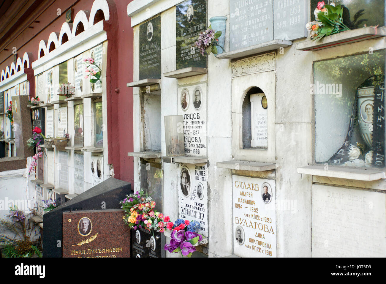 Gedenktafeln in Wand der Nowodewitschi-Friedhof, Moskau, Russland Stockfoto