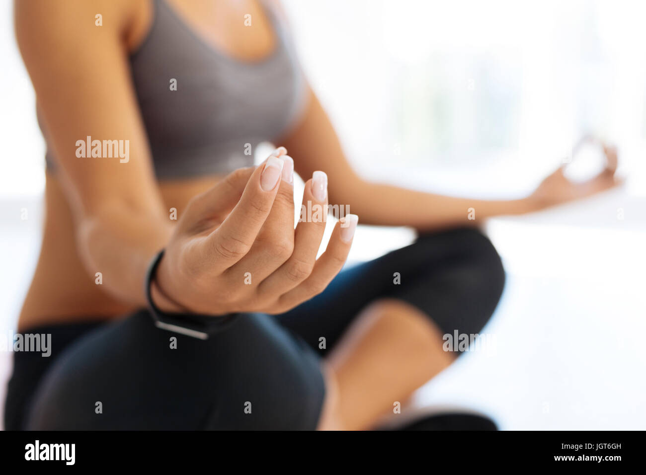 Nahaufnahme eines weiblichen Finger, dass in Yogaposition Stockfoto