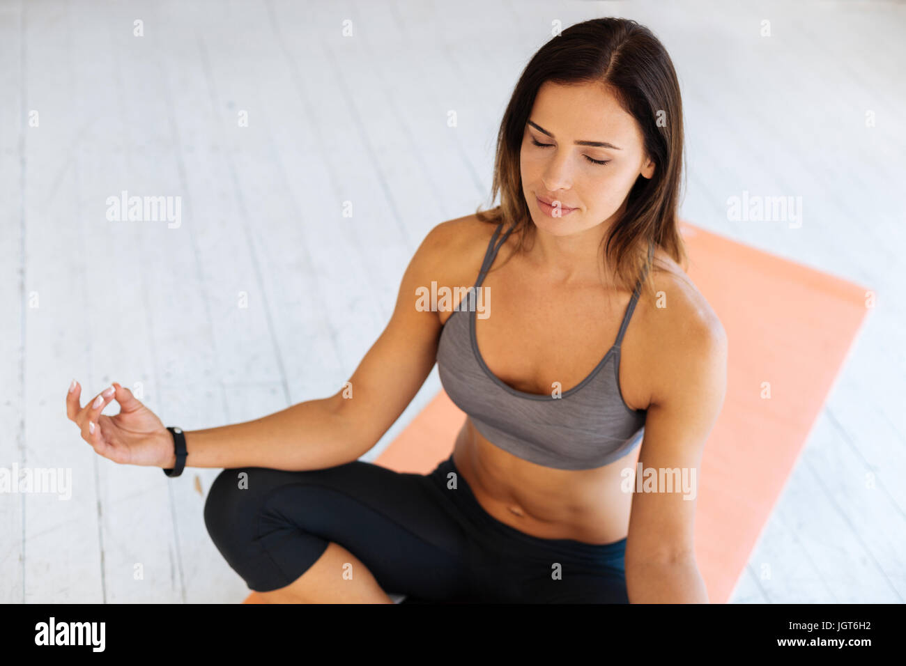 Attraktive Sportlerin, die Augen geschlossen zu halten Stockfoto