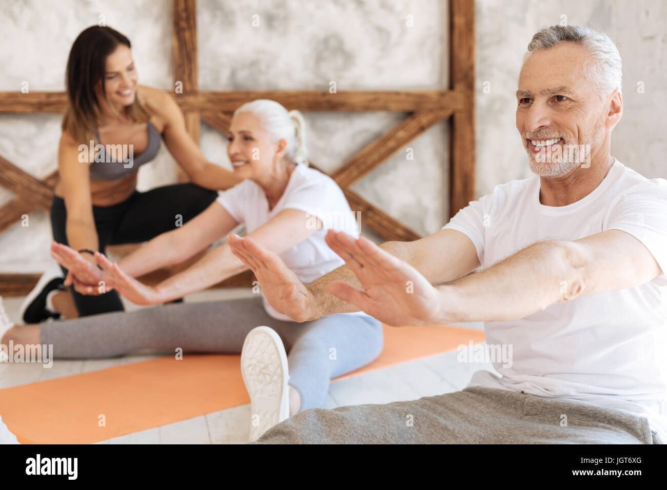 Bärtigen Mann streckte die Arme konzentriert Stockfoto