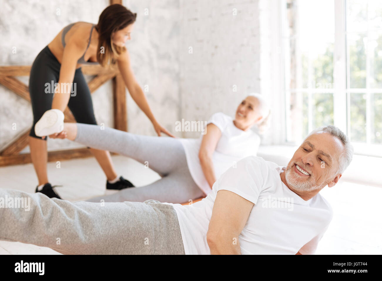 Lächelnder bärtigen Mann Übung Stockfoto