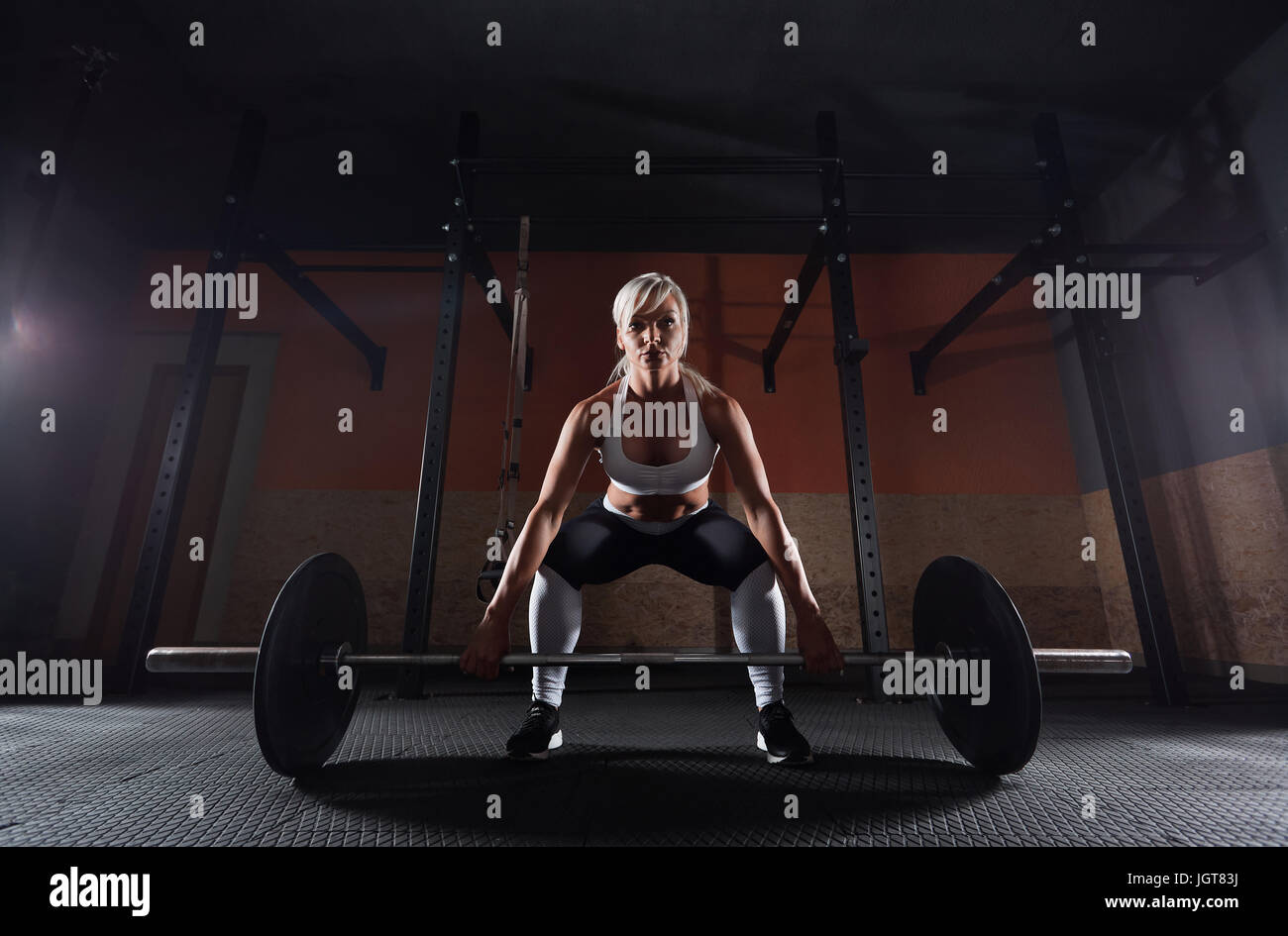 Muskulösen jungen Fitness-Frau in der Turnhalle eine Gewicht heben Stockfoto