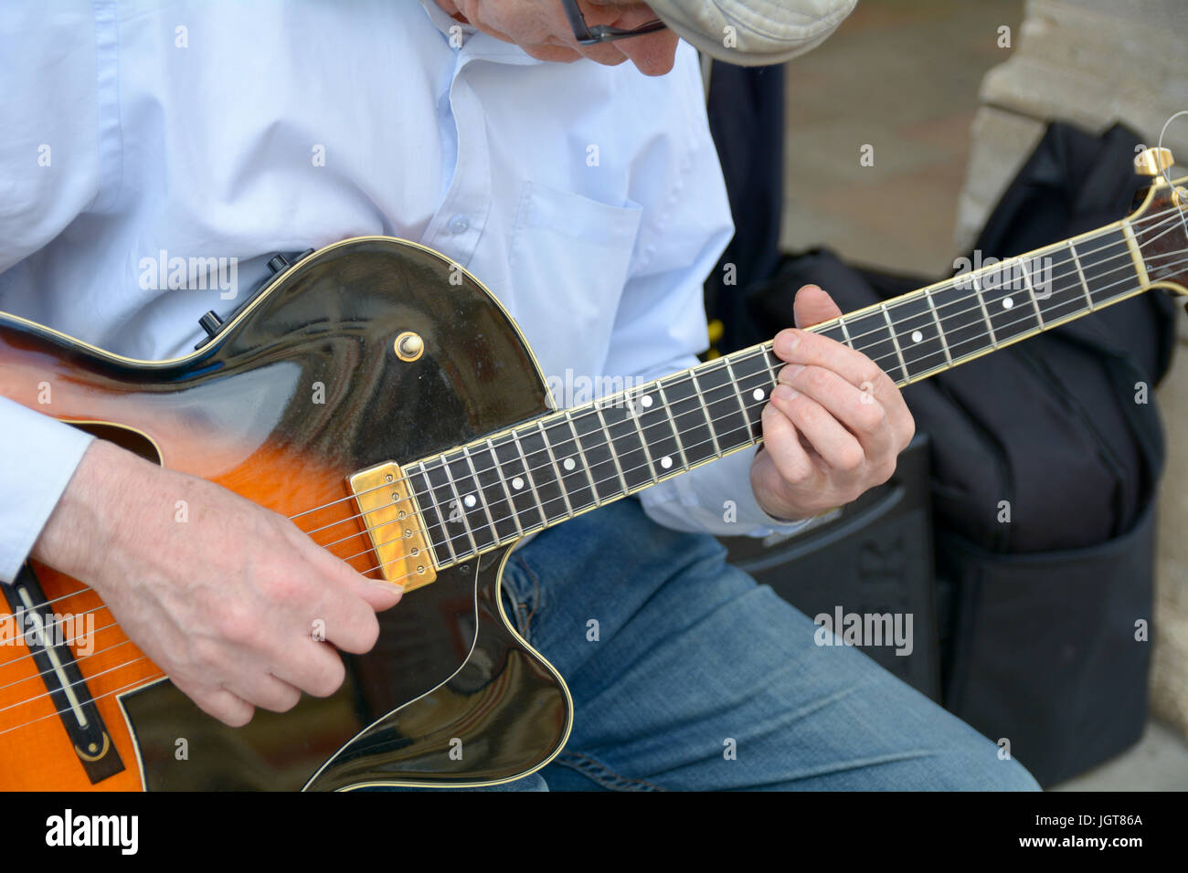 Nahaufnahme der Straßenmusiker spielt Gitarre in Cambridge Cambridgeshire England Stockfoto