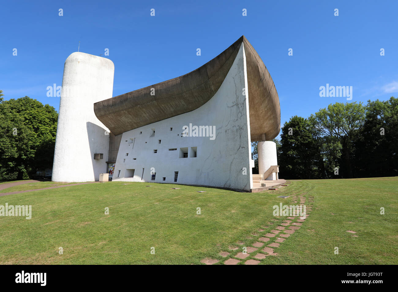 Kapelle Notre Dame du Haut in Ronchamp, Frankreich, entworfen vom Architekten Le Corbusier. Die Kapelle ist auf der UNESCO-Liste des Weltkulturerbes. Stockfoto