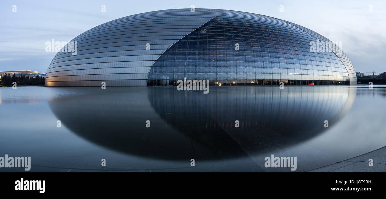 China National Opera House, Dongzhong Street, Beijing, China während der Dämmerung Stockfoto