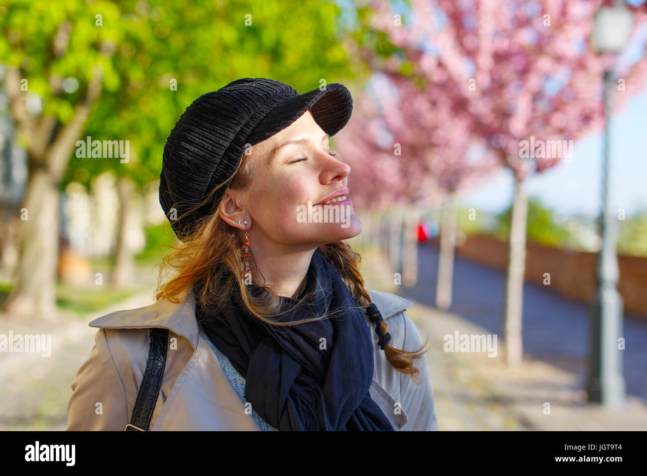 Junge Frau riechen Frühling in der Luft im freien Stockfoto