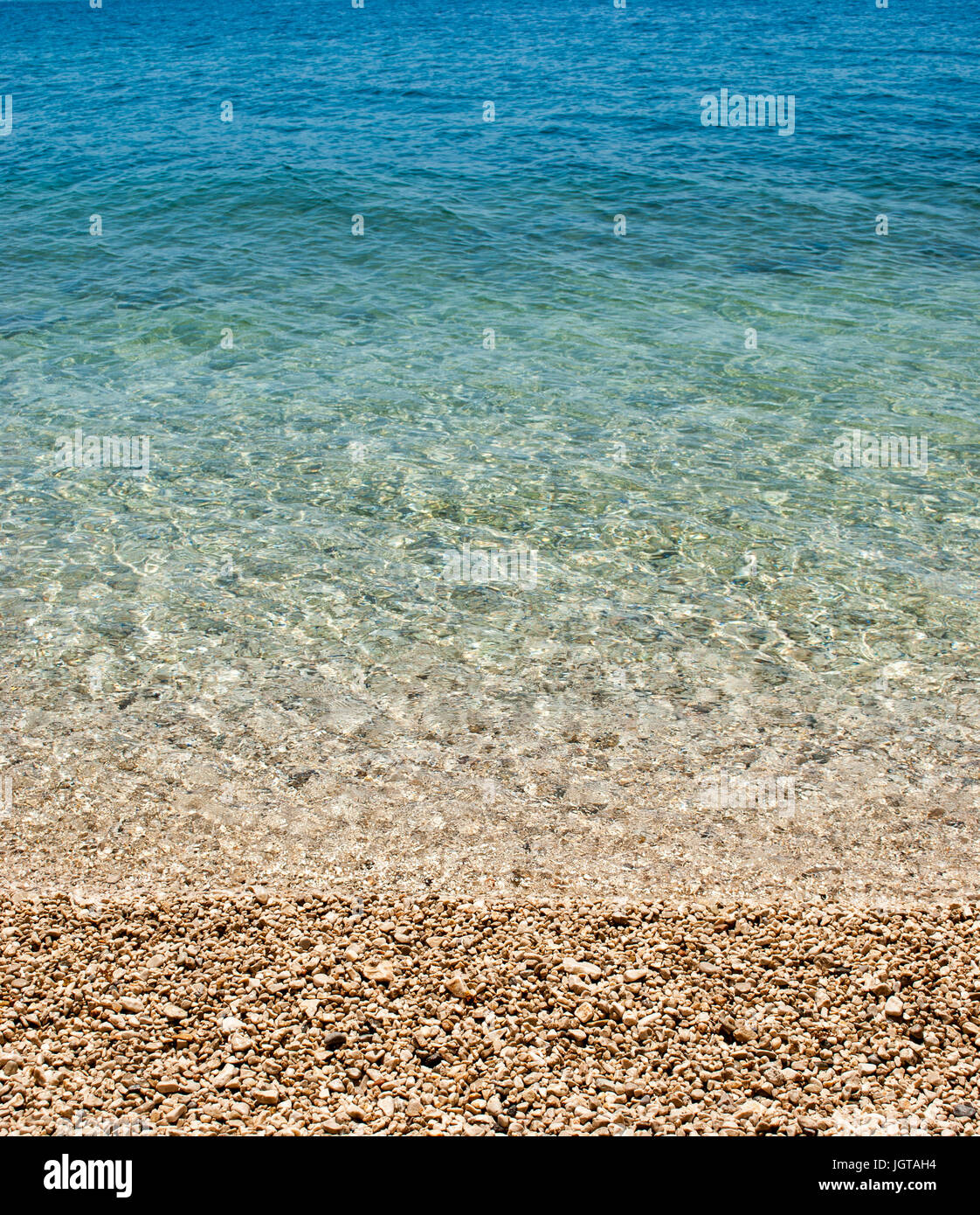 Quadratische Hintergrund Bild der ruhigen türkisfarbenen Meer mit Kieselstrand Stockfoto