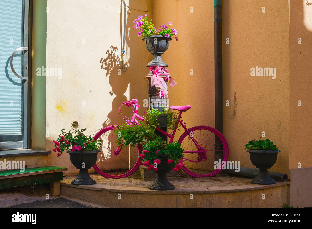 Rosa Fahrrad Mittelmeer, eine ornamentale rosa Bike in einer Straße in der Altstadt von Alghero, Sardinien, Italien gelegen. Stockfoto