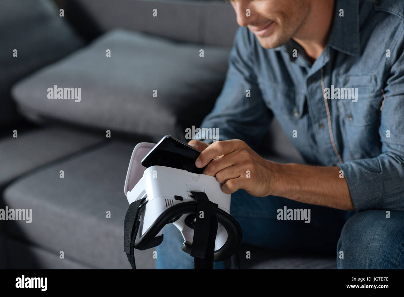 Intelligente neugieriger Mann Aufbau sein VR-Gerät Stockfoto