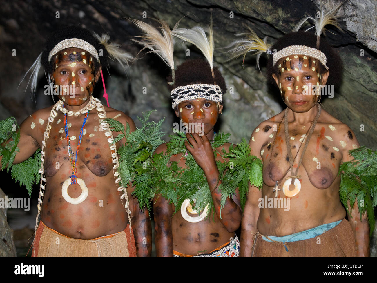 Neuguinea, Indonesien - 13 Januar: Frauen Yaffi Stamm in der traditionellen Färbung. Stockfoto