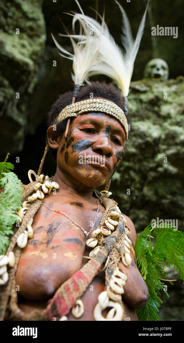 Neuguinea, Indonesien - 13 Januar: Porträt einer Frau in der traditionellen Stammes-Yaffi Färbung Stockfoto