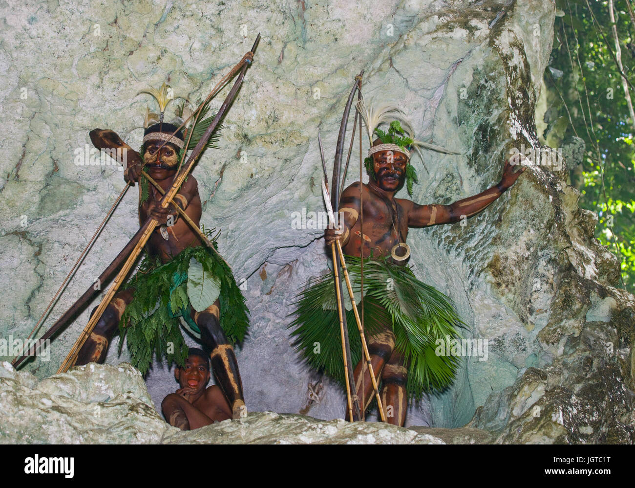 Neuguinea, Indonesien - 13 Januar: Krieger Stamm Yaffi in Kriegsbemalung mit Pfeil und Bogen in der Höhle. Neue Insel Guinea, Indonesien. Stockfoto