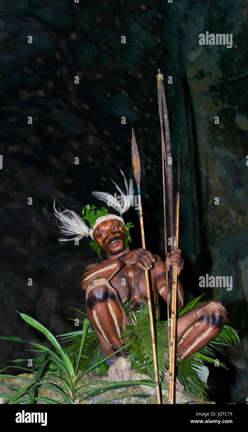 Neuguinea, Indonesien - 13 Januar: Krieger Stamm Yaffi in Kriegsbemalung mit Pfeil und Bogen in der Höhle. Neue Insel Guinea, Indonesien. Stockfoto